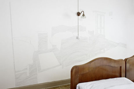 Evelina Cajacob: ‹ZeitRaum›, 2010
Installation, Zimmereinrichtung und Wandzeichnung, Farbstift auf Wand, 400 × 278 cm
Zimmer 30
Bild: © Ralph Feiner  » Klicken zum Vergrössern ->