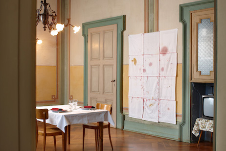 wiedemann/mettler: ‹Last Dinner 1›, 2011
12 Baumwollservietten zusammengenäht, Spuren eines Abendessens vom 24.05.2011, 150 × 200 cm, «Restaurant», Bild: © Ralph Feiner  » Klicken zum Vergrössern ->