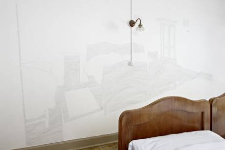 Evelina Cajacob: &lsaquo;ZeitRaum&rsaquo;, 2010 Installation, Zimmereinrichtung und Wandzeichnung, Farbstift auf Wand, 400 &times; 278 cm Zimmer 30 Bild: &copy; Ralph Feiner  &raquo; Klicken zum Vergr&ouml;ssern ->