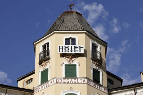 Isabelle Krieg: &lsaquo;Hotel&rsaquo;, 2010 Objet trouv&eacute; r&eacute;arrang&eacute;, Holz, Farbe, 95 &times; 270 cm S&uuml;dfassade Bild: &copy; Ralph Feiner  &raquo; Klicken zum Vergr&ouml;ssern ->