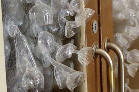 Isabelle Krieg: &lsaquo;Rauschanemonen&rsaquo;, 2010 Installation, Silikon, Masse variabel Pendelt&uuml;r Hotelhalle Bild: &copy; Ralph Feiner  &raquo; Klicken zum Vergr&ouml;ssern ->