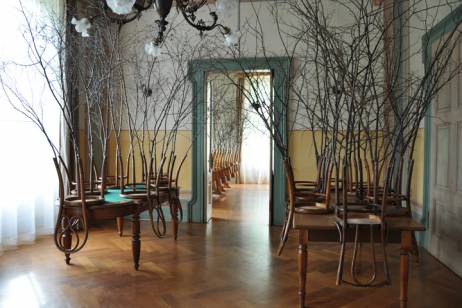Isabelle Krieg: &lsaquo;Zimmerwald 2&rsaquo;, 2010 Zimmerwald 2, Installation, fotografiert, 2 C-Prints auf Aluminium, gerahmt, je 53 &times; 80 cm, &laquo;Restaurant&raquo;, Bild: &copy; Isabelle Krieg  &raquo; Klicken zum Vergr&ouml;ssern ->