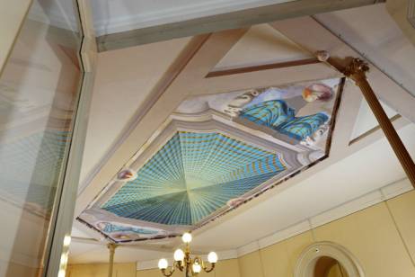 Jules Spinatsch: &lsaquo;Himmelnomal&rsaquo;, 2010 Deckenbild, Inkjet auf Outdoor-Papier, tapeziert, 730 &times; 303 cm Vestib&uuml;l / Hotelhalle Bild: &copy; Ralph Feiner  &raquo; Klicken zum Vergr&ouml;ssern ->