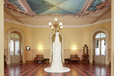 wiedemann/mettler: &lsaquo;Fiamma&rsaquo;, 2010 Installation, handgestrickter Berg, Garn 55?% Polyacryl und 45?% Schurwolle, Durchmesser: 15 bis 150 cm, H&ouml;he: 260 cm Hotelhalle Bild: &copy; Ralph Feiner  &raquo; Klicken zum Vergr&ouml;ssern ->