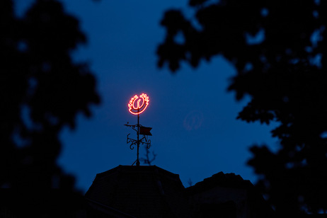 Remo Albert Alig: ‹Rubedo-Phoenix›, 2011
Lichtinstallation, Lichtschlauch rot, Resopalplatte, 68 × 79 cm, Turmspitze, Bild: © Ralph Feiner  » Klicken zum Vergrössern ->