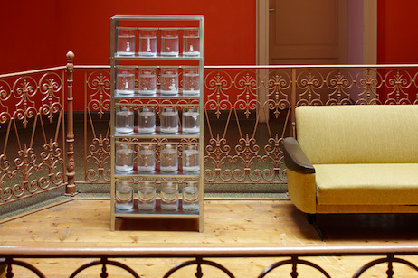 huber.huber: ‹Kristallzucht›, 2011
Installation, Metallgestell, 20 Zylindergläser à 1,5 l, 20 Aluprofile, Silch, Wasser, Alaunsalz, 140 × 60 × 25 cm, Lichthof im 1. Obergeschoss, Bild: © Ralph Feiner  » Klicken zum Vergrössern ->