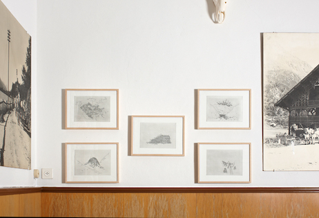 Michael Günzburger: ‹Das Ende des Anfangs›, 2012
Lithografie auf Japanpapier, einfarbig
42,5 x 50 cm
Signiert und nummeriert: 1/13 – 13/13
E.A.: I/V – V/V
Druck: Steindruckerei Wolfensberger, Zürich
Trattoria
Bild: © Ralph Feiner  » Klicken zum Vergrössern ->