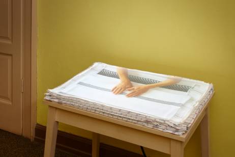 Evelina Cajacob: &lsaquo;HandArbeit&rsaquo;, 2010 Videoinstallation mit Ton, Loop 5 min. 3 sec., Tisch, Handt&uuml;cher, 49,5 &times; 79 &times; 80 cm, Technische Umsetzung von Bild und Ton: Margarit Lehmann, Korridor im 1. Obergeschoss, Bild: &copy; Ralph Feiner  &raquo; Klicken zum Vergr&ouml;ssern ->