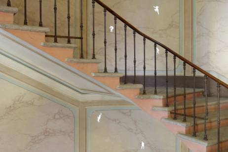 Gabriela Gerber / Lukas Bardill: &lsaquo;Schr&auml;g aufw&auml;rts zu gutem Stand&rsaquo;, 2010 Videoinstallation / Trickfilm, s/w, Ton, 2 Loops &agrave; 4 Minuten Projektionen Treppenhaus vom Erdgeschoss ins 2. Obergeschoss Bilder: &copy; Ralph Feiner  &raquo; Klicken zum Vergr&ouml;ssern ->