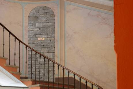 Conrad J. Godly: &lsaquo;The Message&rsaquo;, 2011 Installation, Trockenmauer aus Soglioquarzit, Schublade aus Stahlblech mit geheimem Inhalt, 290 &times; 99 &times; 55 cm, Treppenhaus vom 1. zum 2. Obergeschoss, Bild: &copy; Ralph Feiner  &raquo; Klicken zum Vergr&ouml;ssern ->