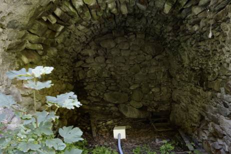 Roman Signer: &lsaquo;Echo der Zeit&rsaquo;, 2010 Installation, Stahlkugeln, PVC-Schlauch, Befestigungsmaterial, Holzkiste mit integrierter Glocke Zimmer 25, Balkon Bild: &copy; Ralph Feiner  &raquo; Klicken zum Vergr&ouml;ssern ->