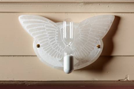 Remo Albert Alig in Zusammenarbeit mit Marionna Fontana: &lsaquo;Albedo-Angelus&rsaquo;, 2011, Zimmerschild, Alabaster graviert, Sanduhr, Messingschrauben, 9 &times; 15 &times; 1,5 cm, T&uuml;rrahmen Zimmer 10, Bild: &copy; Ralph Feiner  &raquo; Klicken zum Vergr&ouml;ssern ->