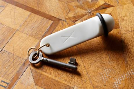 Remo Albert Alig in Zusammenarbeit mit Marionna Fontana: &lsaquo;Albedo-Clavis X&rsaquo;, 2011, Schl&uuml;sselanh&auml;nger, Marmor graviert, Messingring, Gummiring, 12 x 3 x 3 cm &middot; Zimmer 10, Rezeption, Bild: &copy; Ralph Feiner  &raquo; Klicken zum Vergr&ouml;ssern ->