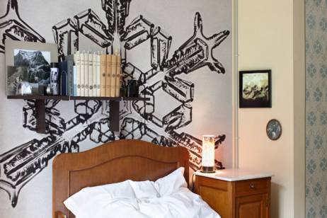 Gaudenz Signorell: &lsaquo;Wie war der Himmel blau&rsaquo;, 2011 Rauminstallation, Inkjet auf Outdoor-Papier, Farbe auf Wand, Nachttischlampe, verschiedene Bilder, B&uuml;cher und Objekte, Zimmer 33, Bild: &copy; Ralph Feiner  &raquo; Klicken zum Vergr&ouml;ssern ->